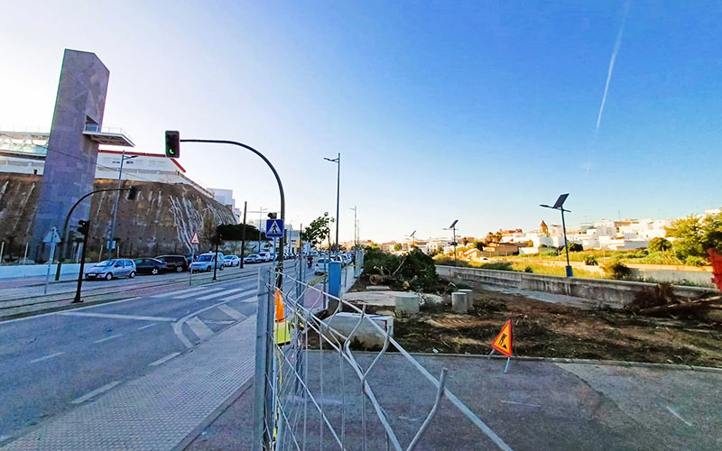 La futura nueva pasarela sobre el Iro arrasa con árboles de gran porte “como si fueran farolas”