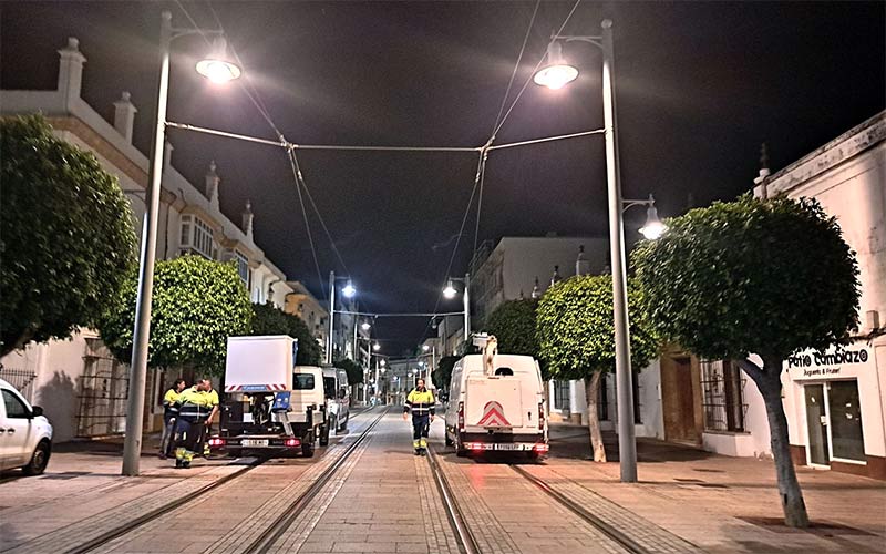 La calle Real de La Isla moderniza su iluminación