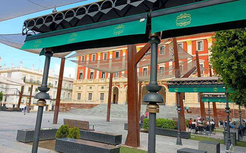 ‘Plantados’ los veladores de la plaza del Rey “para aportar confort y valor urbano duradero”
