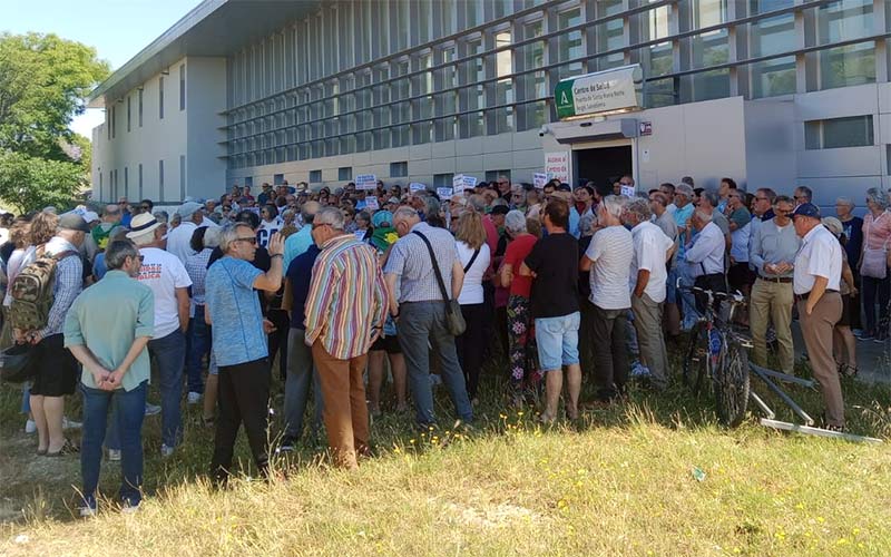 Protesta en El Puerto frente al cierre de centros de salud por la tarde “cuando triplicamos la población”: “otro atropello de Moreno Bonilla”