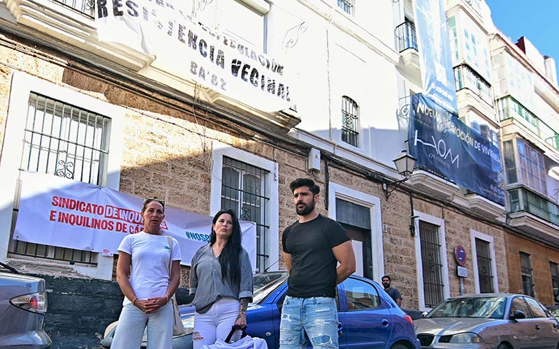 “No nos vamos, nos quedamos”: vecinos de una finca de la plaza del Falla de Cádiz se declaran “en lucha” frente a la especulación inmobiliaria