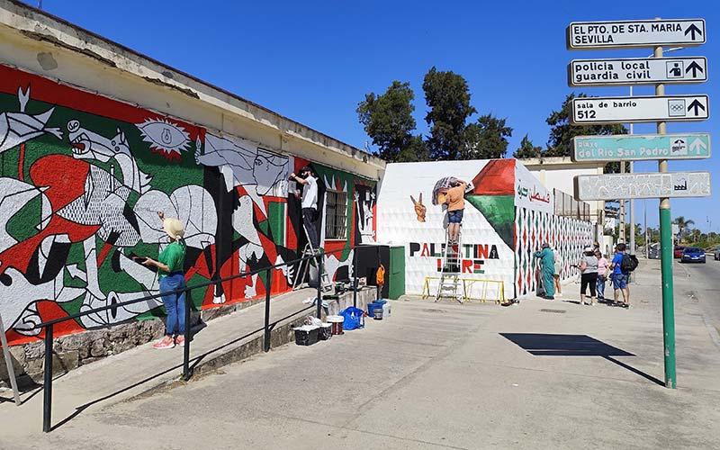 Puerto Real plasma en un muro su compromiso con Palestina y sale a la calle frente al genocidio