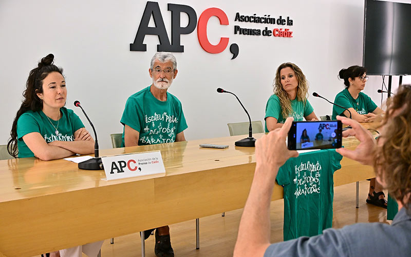 La Marea Verde llama a Cádiz a “encadenarse por la pública”, y por el fin de los conciertos innecesarios: “dinero público para lo público”