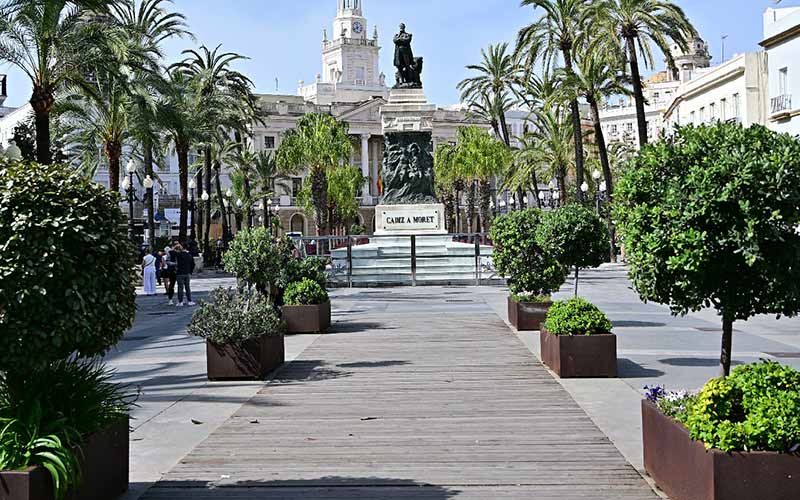 La fuente de la plaza de San Juan de Dios continúa apagada por “una importante avería”