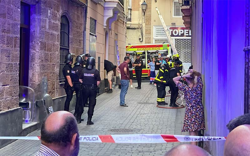 Un hombre se atrinchera rodeado de bombonas de gas abiertas en el casco antiguo de Cádiz