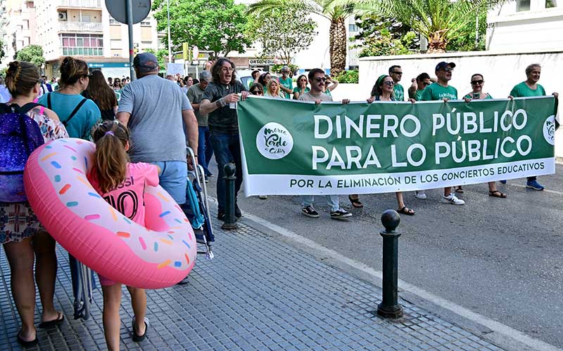 La Marea Verde vuelve a las calles de Cádiz por la educación pública mientras la Junta saca pecho de su “inversión histórica” con cifras generales