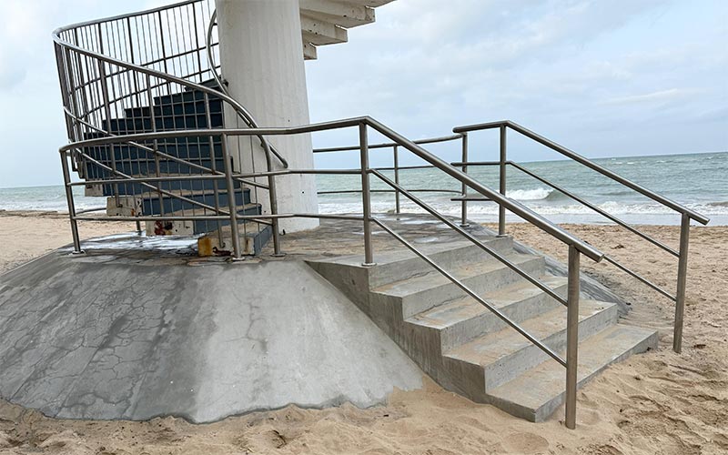 Reabre “más segura y resistente” la escalera de caracol de acceso a la playa Santa María del Mar