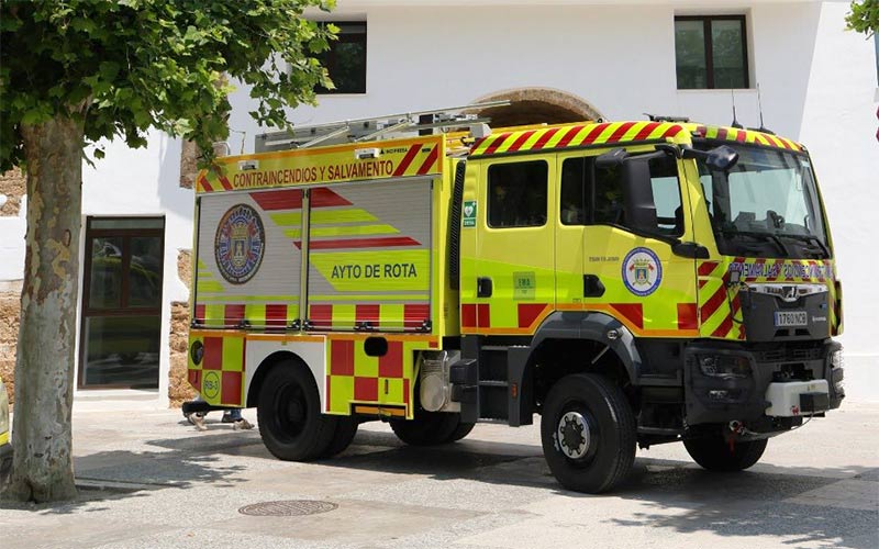 El servicio municipal de Protección Civil de Rota suma a su flota un nuevo camión autobomba