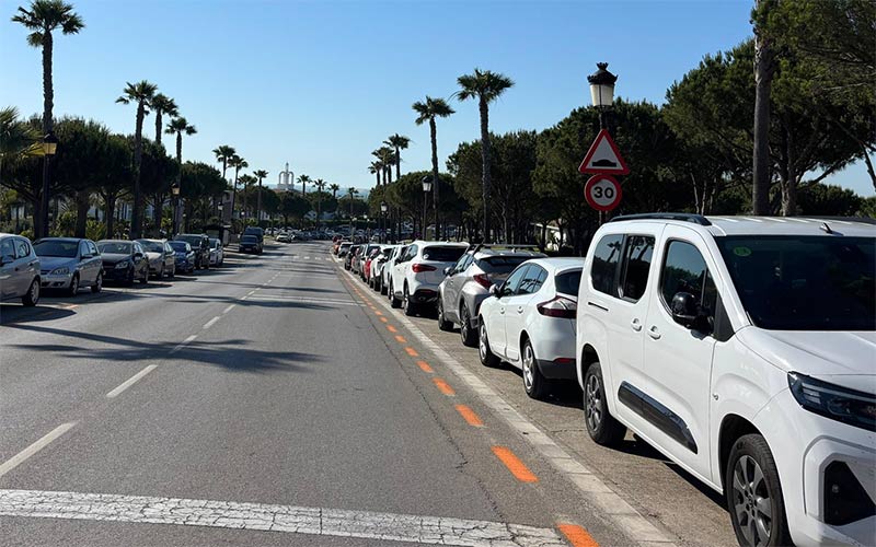 Chiclana estrena su zona naranja en el litoral para que el veraneante también pague la playa