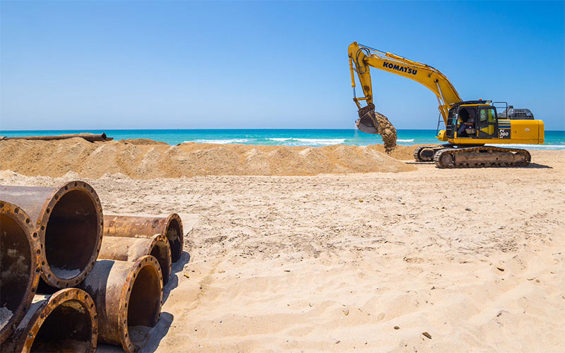 La playa de Camposoto va ‘abriendo’ de manera progresiva mientras recibe arena desde Conil