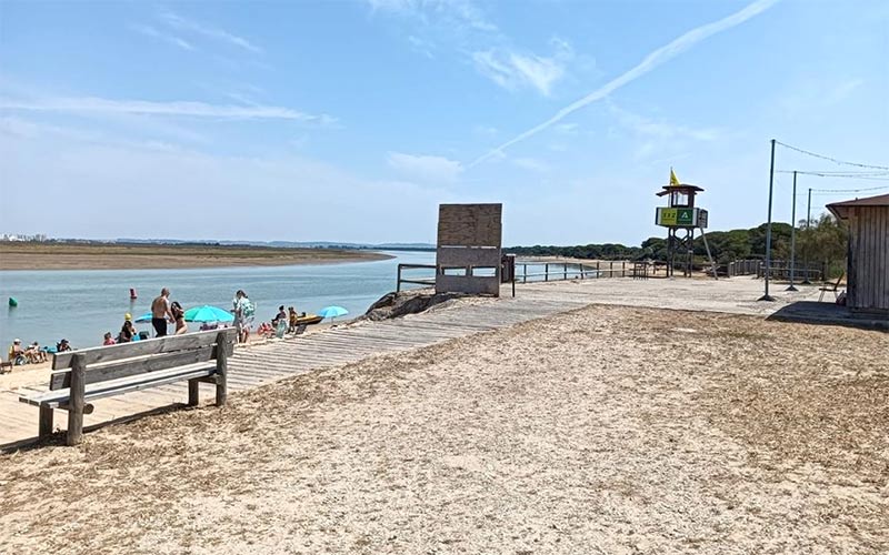 Las playas de Puerto Real, sin duchas ni lavapiés