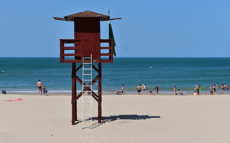 Teruel asegura que desde 2026 habrá un retén de socorristas en las playas de Cádiz todo el año, mientras AIG replica que “es sólo una intención”