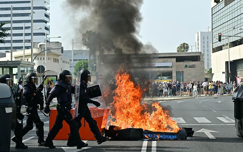 Primer round de la huelga del metal gaditano: lucha, tensión y disturbios en las calles, y sindicatos y patronal todavía más distanciados