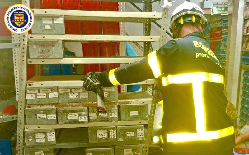 Muere un trabajador en San Fernando al caerle encima una estantería con materiales