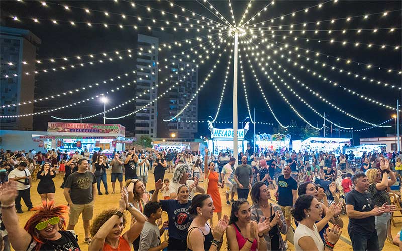 La Isla saluda al verano desde La Casería, con una feria “con la implicación de todo un barrio”