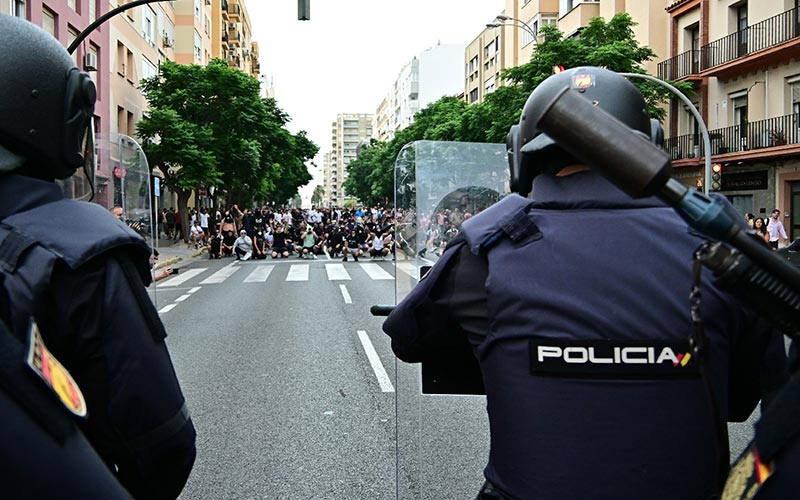 “Somos obreros, no delincuentes”: el metal visibiliza su lucha en una marcha por Cádiz bajo presión policial en la segunda jornada de huelga