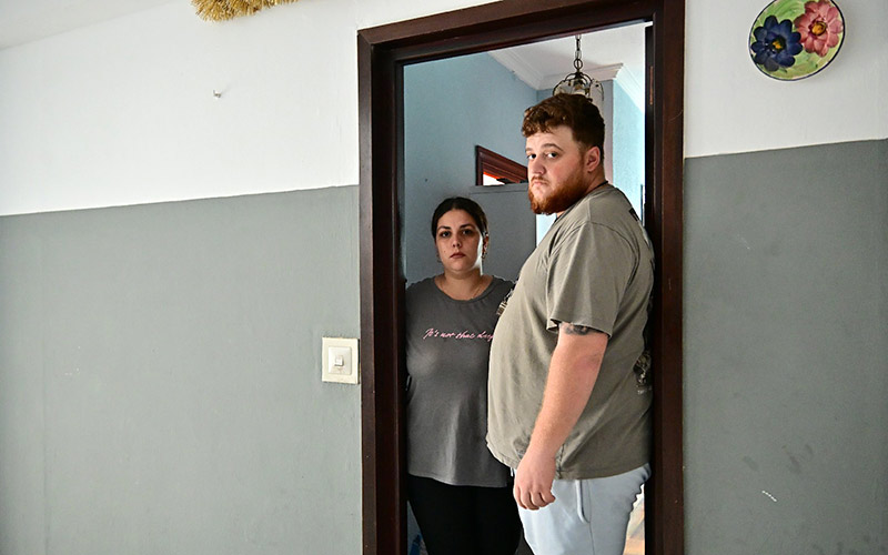 Rosa, David y sus hijos seguirán en Guillén Moreno: el apoyo vecinal y la falta de policía aplazan el desahucio impulsado por Procasa