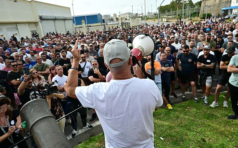 El metal gaditano redobla la presión en las calles y convoca una manifestación junto a las familias