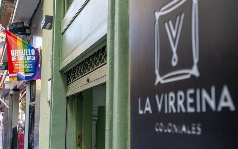 El centro histórico de Cádiz suma nuevos Puntos Arcoíris con la implicación de comercios y bares