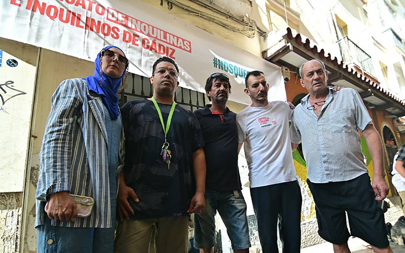 La Sareb propone una salida “inasumible” a las familias de la inhabitable finca de Javier de Burgos: “es una expulsión encubierta de Cádiz”