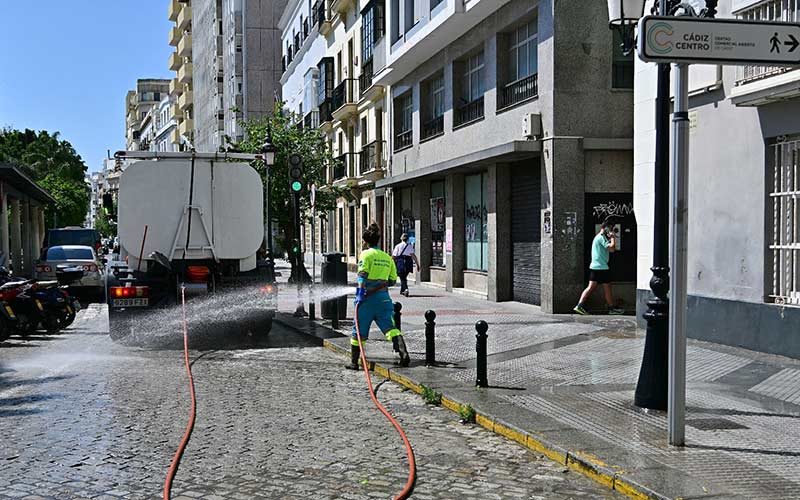 “Estamos ante la mayor crisis de limpieza y el alcalde, impasible”: AIG alerta del “alarmante” nivel de suciedad de Cádiz iniciado ya el verano