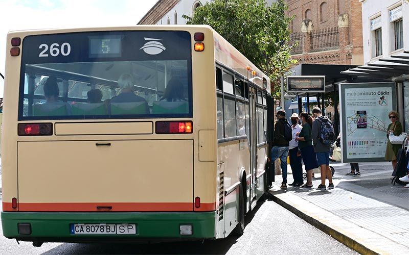 La Zancada critica dos años de Bruno García “sin avances” en el transporte público de Cádiz