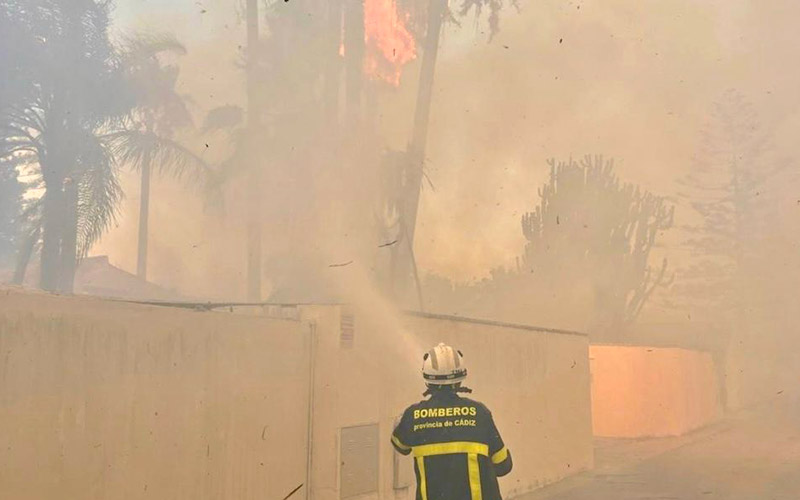 Susto en Chiclana por un incendio junto a la carretera de Molino Viejo, con casas afectadas