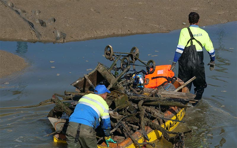 “El río Iro a su paso por Chiclana es más que una calle, es un organismo vivo”: sacan más de 5.000 kilos de basuras en la última limpieza a fondo