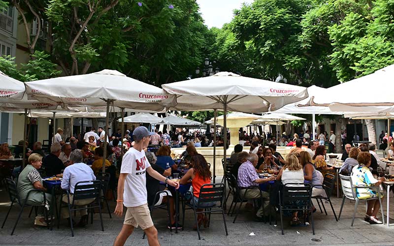 Cádiz lidera la bajada del paro en Andalucía en junio: el verano y los servicios tiran del empleo