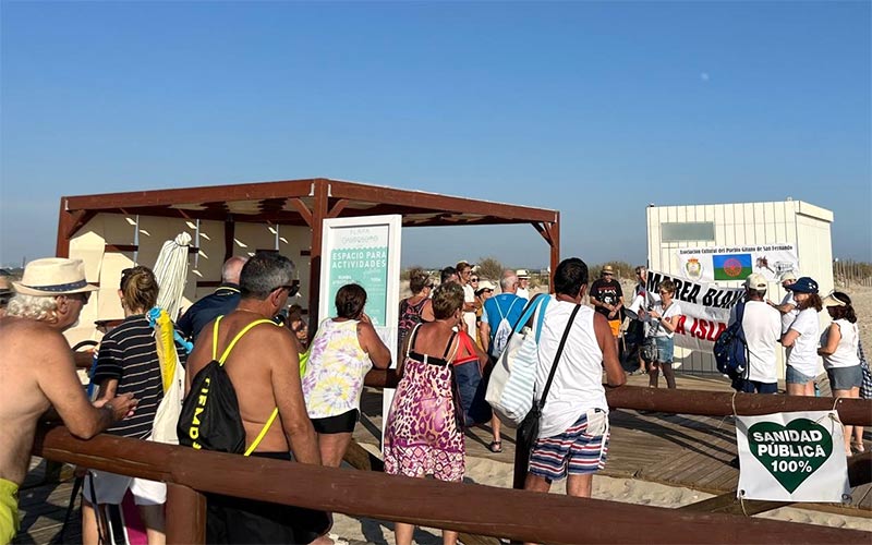 La Marea Blanca alerta de “un verano negro” para la sanidad pública en San Fernando