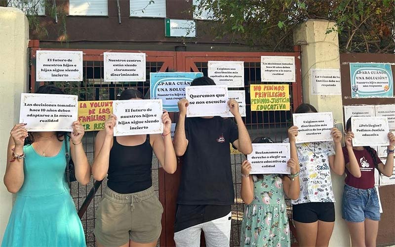 Diecisiete familias portuenses siguen sin poder matricular a sus hijos en el IES Tejada: “si fuera un centro privado, ya se habría solucionado”