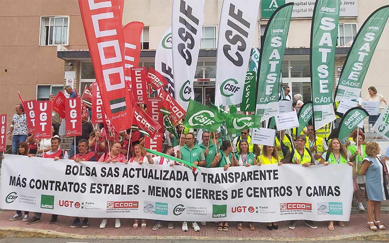 “Hay miles de profesionales atrapados mientras no se cubren vacantes”: concentración en Jerez ante el “caos” de la Bolsa de Empleo del SAS