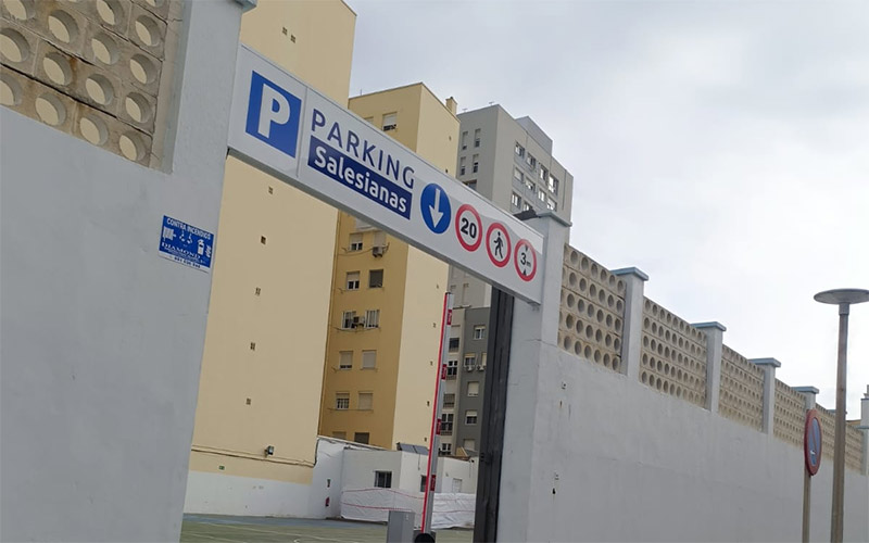 El uso del patio del colegio Salesianas de Cádiz como aparcamiento este verano, en entredicho