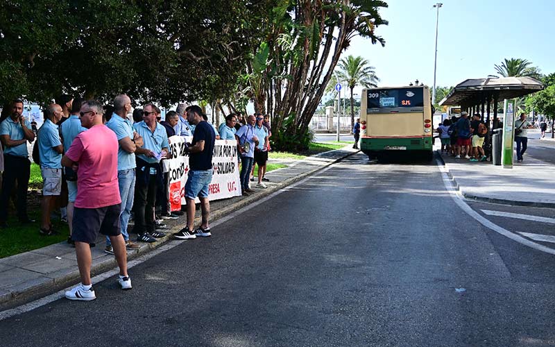 Ni negociación con Tranvía ni mediación de los alcaldes: la huelga indefinida de autobuses en Cádiz y San Fernando continúa sin novedades