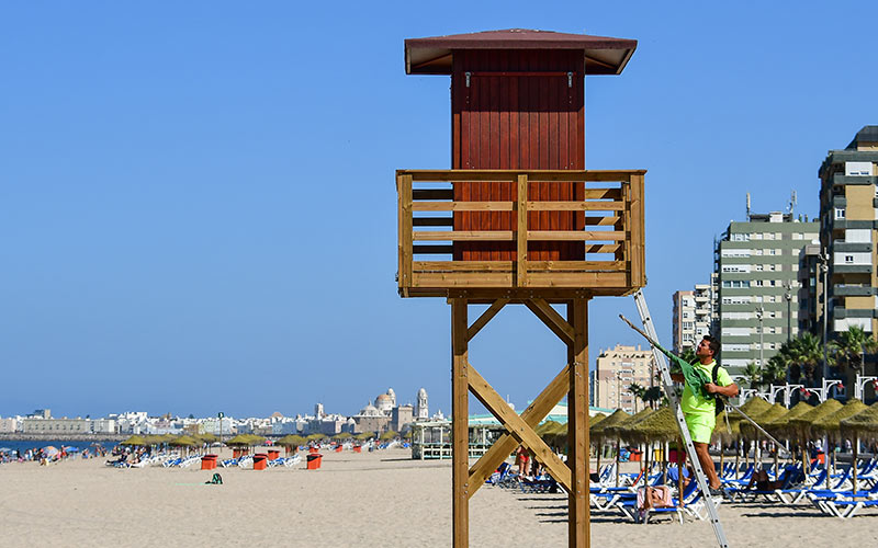 Dos retenes de socorristas cubrirán las playas de Cádiz en otoño e invierno cinco horas cada día