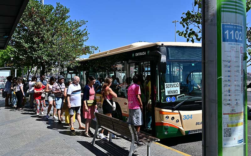 Los trabajadores rechazan el preacuerdo y sigue la huelga de autobuses en Cádiz y San Fernando