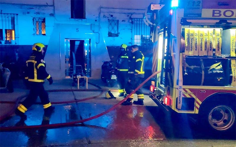 La rápida intervención de la Policía salva a un vecino en el incendio de su casa en la Bazán