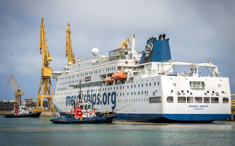 El mayor hospital civil flotante del mundo finaliza un mes de varada técnica en el astillero de Cádiz