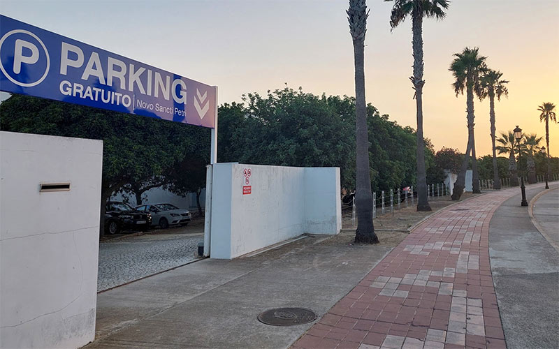 Chiclana ofrece ahora un centenar de plazas gratuitas “para todos” para aparcar en la costa como alternativa a las 8.700 de la zona naranja