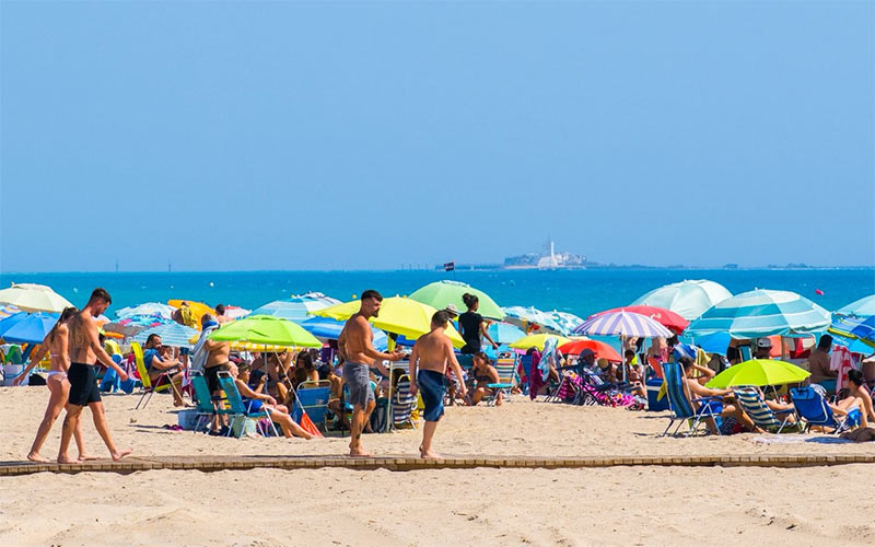 Junta y Ayuntamiento llegan a un acuerdo sobre la compleja limpieza de la playa de Camposoto