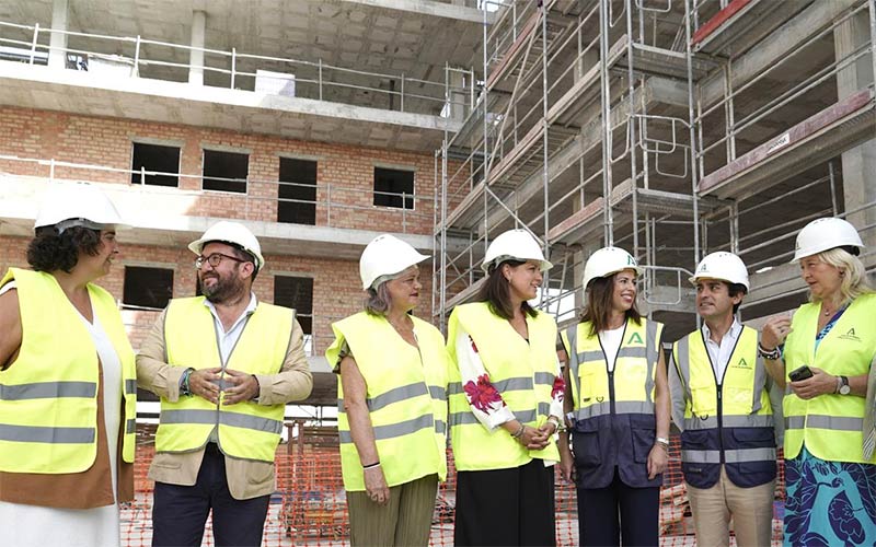 Cavada llama a la Junta a volver a construir vivienda en La Isla durante la visita a las obras de la promoción municipal de Ronda del Estero