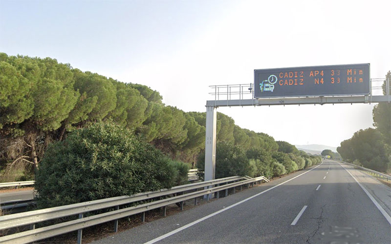 Prueba piloto en la autopista entre Cádiz y Sevilla: tres kilómetros de arcén como tercer carril para aliviar la congestión veraniega