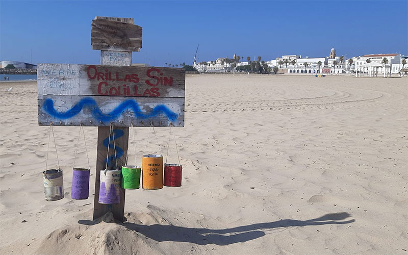 Ceniceros reciclados y reutilizables para reducir las colillas en las playas de Rota, y concienciar