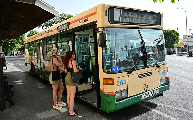 AIG censura que el PP minimice el “caos” del transporte público en Cádiz: “demuestra lo poquito que han cogido un autobús urbano”