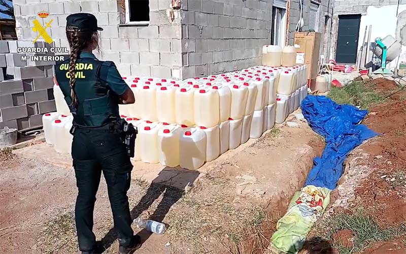 Cae en Chiclana una vivienda “gasolinera” del narco con miles de litros junto a casas habitadas