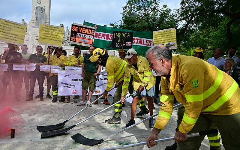 Bomberos forestales de Cádiz protestan por su precariedad frente a una Junta del PP que alardea de “los mejores medios de la historia”