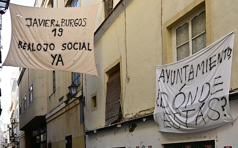 Cuatro de las cinco familias de Javier de Burgos firman los realojos temporales de la Sareb, que se compromete a su vuelta tras la rehabilitación