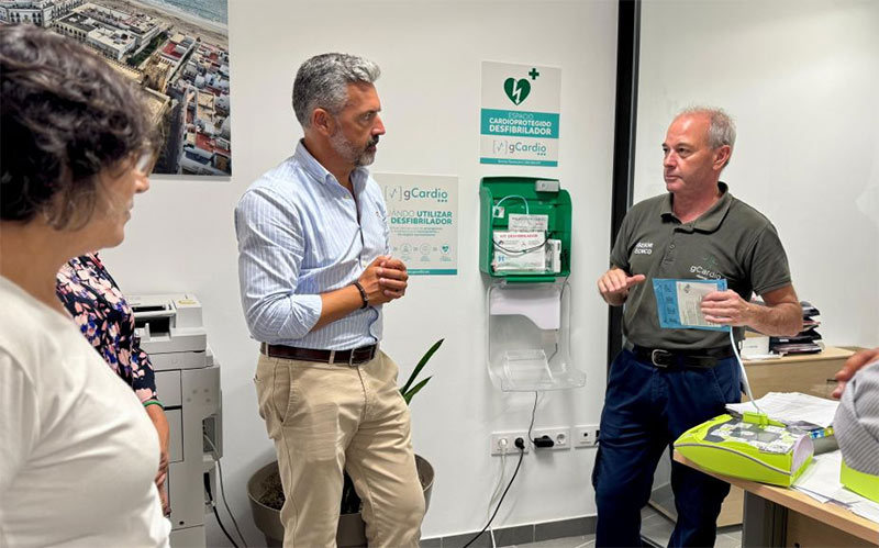 Una veintena de desfibriladores convierten a Rota en “ciudad segura y cardioprotegida”