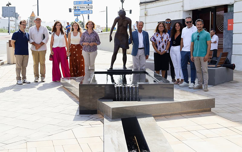 La plaza de España de Chiclana renace tras una actuación “especial, singular y muy atractiva”