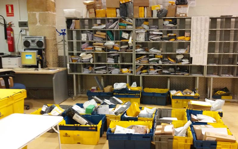 Otro verano con “nula contratación” en Correos: miles de envíos ordinarios se amontonan desde junio en carterías de toda la provincia de Cádiz